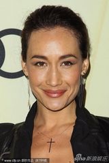 组图：娜奥米夫妇恩爱现身派对 Maggie Q造型酷