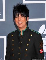 高清图：第54届格莱美红毯戴安-沃伦夹克秀中性风