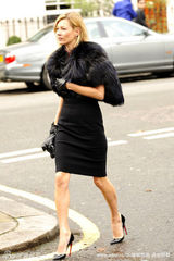 幻灯图：麦昆葬礼众好友出席  凯特-莫斯难掩悲伤