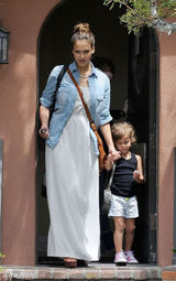 组图：杰西卡-阿尔芭产后首度现身 身材尚未恢复