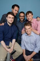 组图：《F字头》拍写真 丹尼尔佐伊甜蜜合影