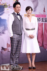 组图：少女时代徐贤红裙亮相《热恋》发布会