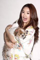 幻灯图集：林依晨穿心型白裙拍宣传照带爱犬入镜