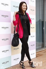 组图：金莎朗秀智等戴墨镜出席活动 秀性感美腿