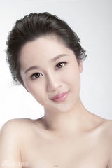 组图：杨紫【演员】办成人礼拍美妆大片 告别童星淑女气十足