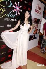 幻灯图：黄宗泽礼帽造型抢眼 与胡杏儿同场不合影 