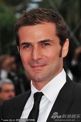 组图：《征服》戛纳首映 卓别林孙女红毯送飞吻