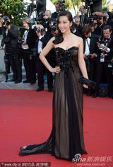 组图：李冰冰戛纳走秀长裙曳地露酥胸