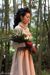 高清组图：安以轩巩新亮《献花》造型性感百变