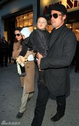 组图：皮特朱莉携双胞胎现身 两岁小儿粉嫩可爱