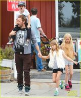 组图：酷玩主唱背儿带女逛超市 酷帅不再变萌爸