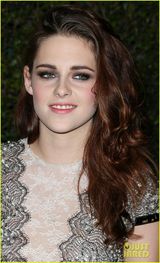 组图：斯图尔特亮相红毯 卷发烟熏妆慵懒十足