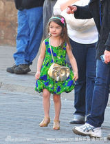 高清：小苏瑞现身片场 躺在妈妈身上像女王般尊贵