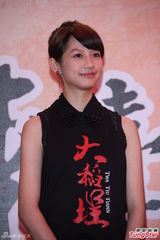 组图：《大稻埕》沿街发红包 猪哥亮隋棠亮相