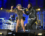 高清图：世界杯官方演唱会上演 夏奇拉热力四射