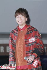 组图：容祖儿携泳儿罗力威出席派对迎圣诞