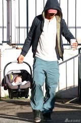 组图：乔什杜哈明扑克脸变职业奶爸 萌娃睡得香