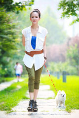 组图：张定涵夏日清凉街拍  携萌宠悠然惬意