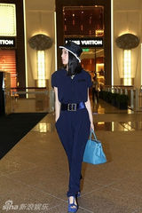 组图：黄圣依时髦“帽子控”时尚加分