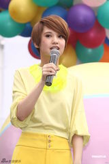 组图：杨丞琳曝青峰曾解她内衣 献唱遭火花烫舌