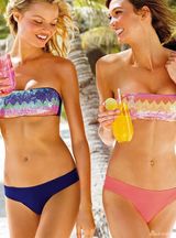 组图：超模梅格达莱纳海滩咸湿 秀热辣好身材