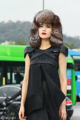 高清图：高圆圆韩国拍摄芭莎写真工作花絮7