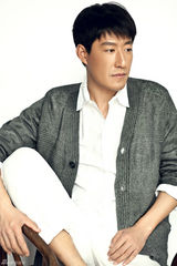 组图：于震最新写真随性演绎别样民族风