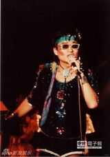 组图：高凌风生前旧照帅气 患癌后满头白发