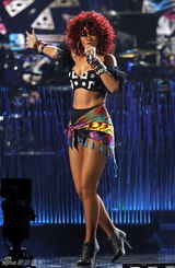 高清图：全美音乐奖现场表演 蕾哈娜Pink闪耀舞台