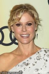 组图：娜奥米夫妇恩爱现身派对 Maggie Q造型酷