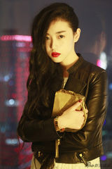 组图：张辛苑烈焰红唇造型亮相 复古装娇媚动人