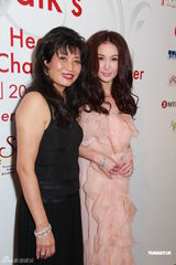 组图：温碧霞捐新EP做慈善 老公购买支持