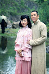 组图：《爱情悠悠药草香》韩栋池边缠绵热吻