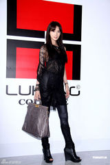 组图：林志玲透视装现身妩媚性感 看众名模走秀