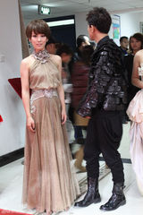 组图：谢楠宫廷式装扮任司仪 典礼后台与大左玩暧昧 