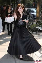 组图：王心凌冒低温穿露肩礼服 明年办live音乐会