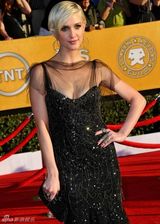 组图：演员工会奖红毯阿什莉-辛普森薄纱裙性感