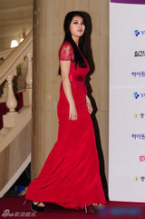 组图：秀智大红修身长裙亮相 浓妆显成熟