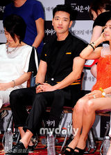 组图：南宝拉金智英等出席新片《恐怖故事》首映