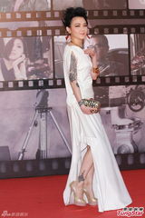 组图：范晓萱亮相金像奖红毯 着白裙秀纹身