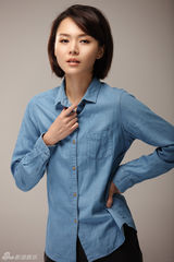 组图：程怡牛仔长衫个性简约 清新装扮展露文艺气质