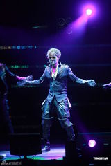 组图：金贤重香港会粉丝劲歌热舞造型炫酷