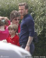 组图：小贝与好友结伴齐春游 变身奶爸享亲子乐