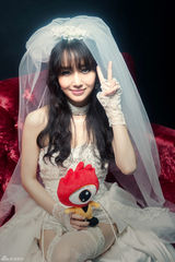 高清组图：韩星李贞贤发新曲披婚纱对话新浪