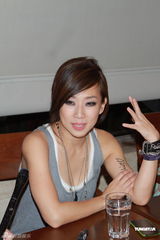 组图：林忆莲红馆个唱落幕 感谢歌迷一路陪伴