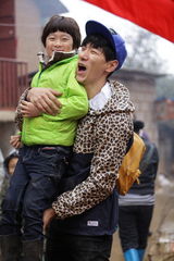 组图：爸爸去哪儿第六期海量图 萌宝帅爸卖菜忙