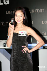 高清组图：杨千嬅获赠情侣手机 驳斥微博流产说