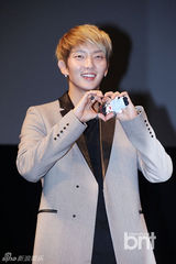 组图：李准基带“女儿”与粉丝看《两周》结局