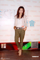 幻灯图：余翠芝夺新人奖庆功 师姐周丽淇道贺