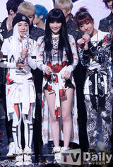 组图：韩团2NE1《M countdown》打榜拿第一